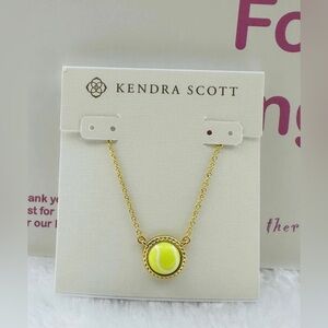 Kendra Scott Tennis Gold Short Pendant Necklace in Chartreuse Magnesite